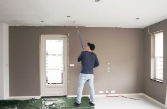 Mand der maler sit loft med loftmaling