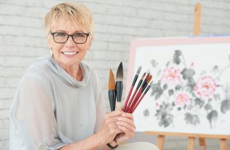 Kvinde viser pensler frem